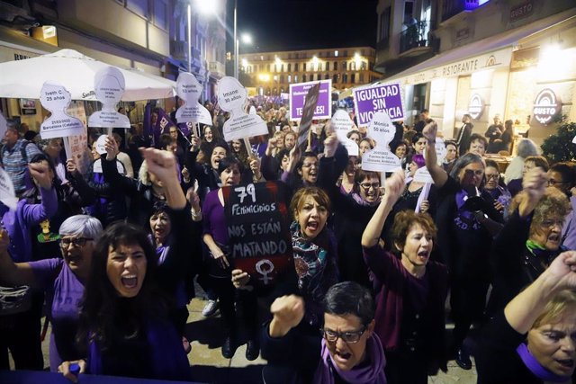 Archivo - Manifestación en Málaga con motivo del 25N por la eliminación de la violencia contra las mujeres, foto de archivo