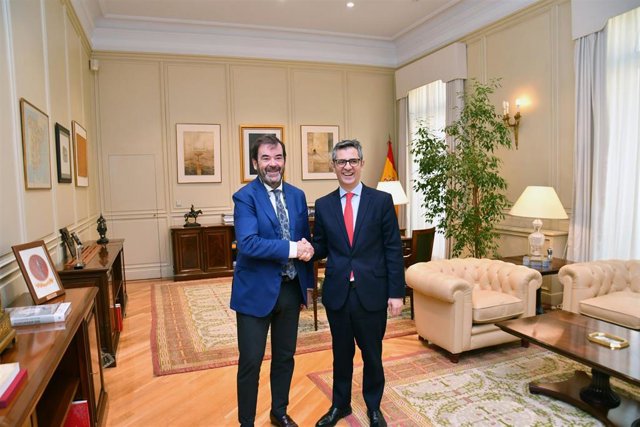 El presidente interino del Consejo General del Poder Judicial (CGPJ), Vicente Guilarte, y el ministro de Justicia, Félix Bolaños, en su primera reunión.