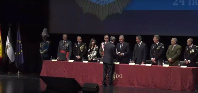 Momento del acto del Día de la Policía Local en Fibes presidido por el alcalde de Sevilla, José Luis Sanz.