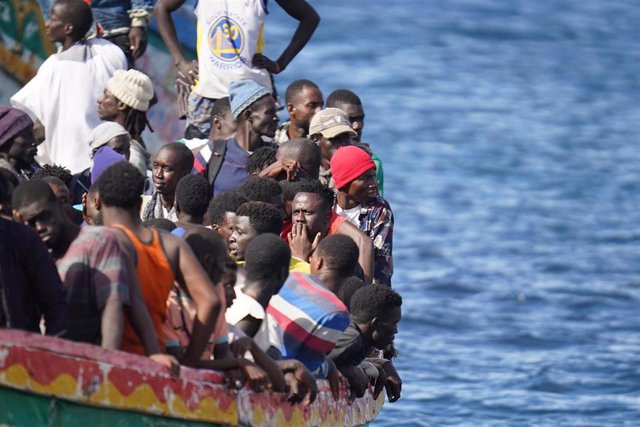 Un cayuco con más de 170 migrantes llega al Puerto de la Restinga de la isla de El Hierro, en una foto de archivo. 