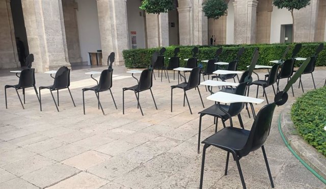 Imagen de las sillas vacías en la Delegación del Gobierno en la Comunitat Valenciana para recordar, con motivo del 25N, a las mujeres víctimas de la violencia de género durante 2023.