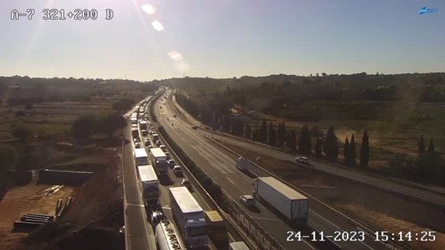 Un accidente obliga a cortar la A-7 a la altura de Bétera y provoca 16 kilómetros de retención