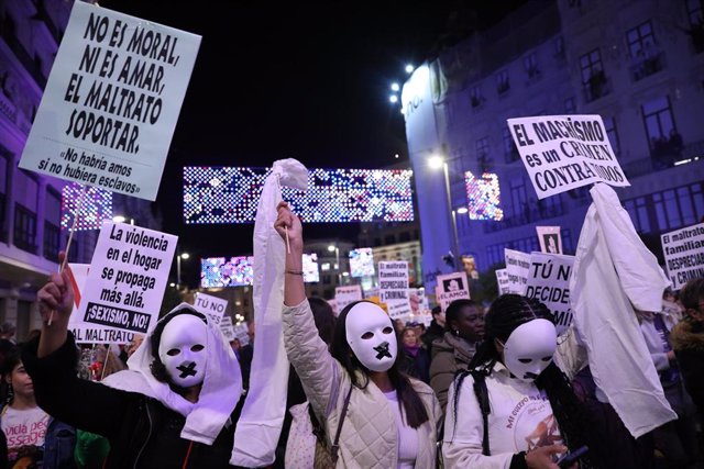 Archivo - Un grupo de jóvenes con caretas durante una manifestación contra las violencias machistas, 25 de noviembre de 2022, en Madrid (España). ¡