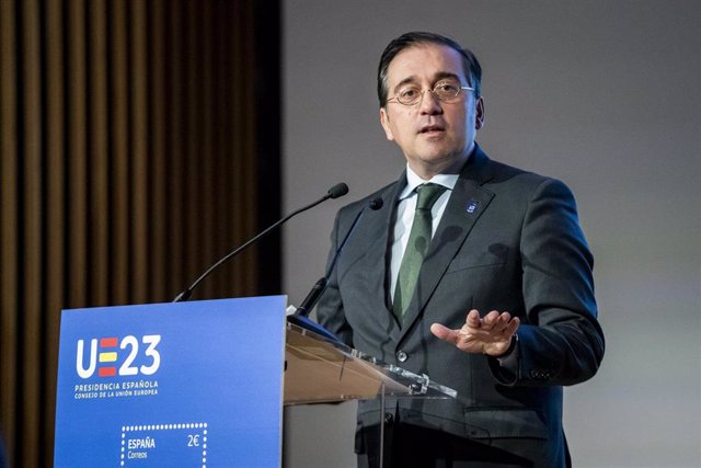 El ministro de Asuntos Exteriores, Unión Europea y Cooperación, José Manuel Albares, presenta el sello de correos UE 2023, en el Palacio Marqués de Salamanca, a 23 de noviembre de 2023, en Madrid (España). 