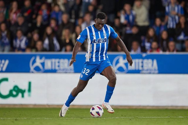 Archivo - Samu Omorodion, durante un partido con el Deportivo Alavés.