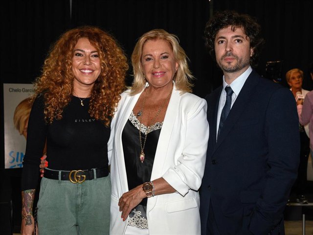 Archivo - Sofía Cristo, Bárbara Rey y Ángel Cristo durante la presentación del  nuevo libro de Chelo García Cortés, 'Sin etiquetas', a 27 de octubre de 2022, en Madrid (España)