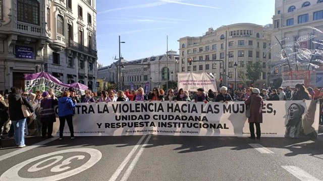 Arranca la primera manifestación por el 25N en Madrid al grito de "no estamos todas, faltan las asesinadas"