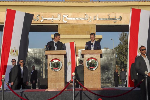 El presidente del Gobierno, Pedro Sánchez, junto al primer ministro belga, Alexander de Croo, en el lado egipcio del paso de Rafá, que conecta con el sur de la Franja de Gaza