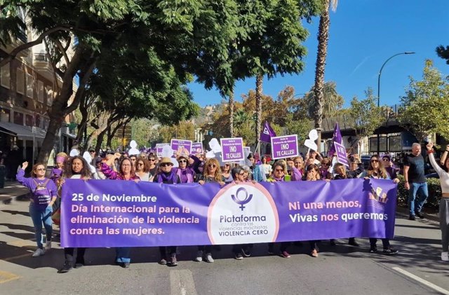 Varios miles de personas han acudido a la movilización convocada en Málaga por la Plataforma Violencia Cero.