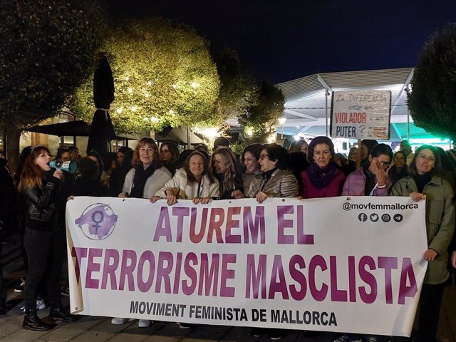 Cientos de personas se manifiestan este sábado, en Palma, convocadas por el Movimiento Feminista de Mallorca, con motivo del 25N