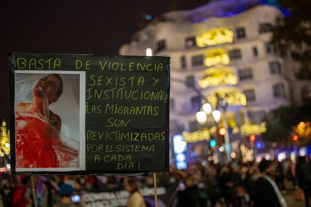 Un moment de la marxa, davant La Pedrera