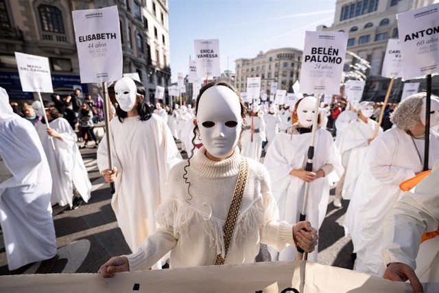 Decenas de personas llevan carteles con nombres de mujeres asesinadas por violencia machista durante una manifestación por el 25N, a 25 de noviembre de 2023, en Madrid (España). 