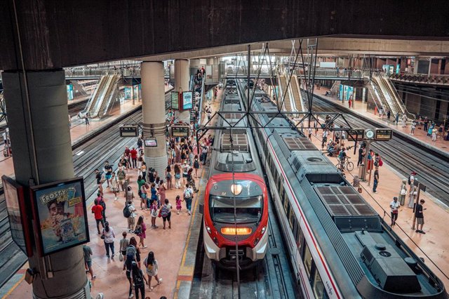 Archivo - Imagen de recurso de varias personas en el andén de un tren de cercanías en la estación Almudena Grandes-Atocha Cercanías.