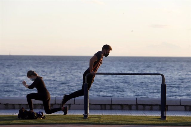 Archivo - Un grupo de personas practican deportes al aire libre