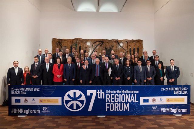 Archivo - Foto de familia, en el centro, el ministro de Asuntos Exteriores, Unión Europea y Cooperación, José Manuel Albares (i) y el Alto Representante de la UE Josep Borrell (d), posan en el VII Foro regional de la Unión por el Mediterráneo (UpM)