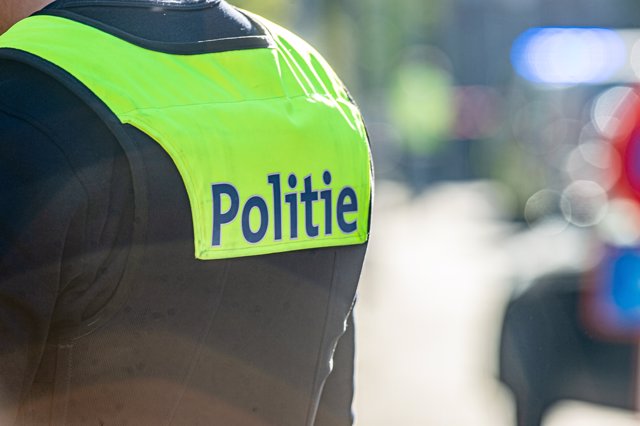 Un policía belga durante un operativo contra grupos de ultraderecha en Antwerp, en la región flamenca.