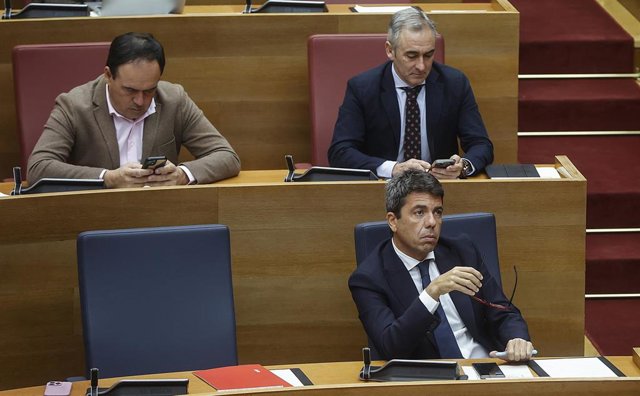El presidente del PPCV y presidente de la Generalitat Valenciana, Carlos Mazón, durante un pleno en Les Corts