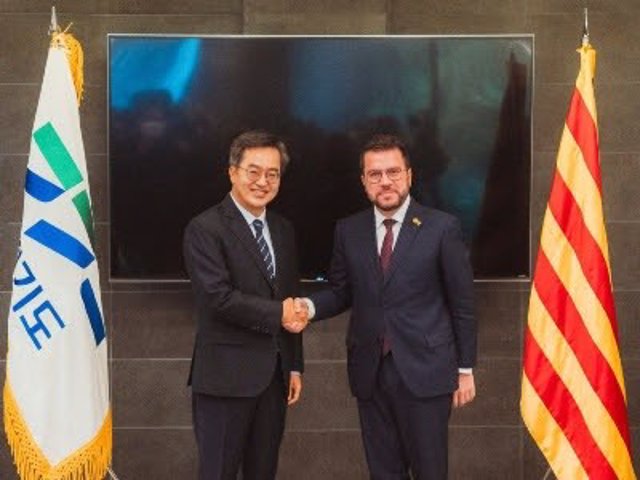 El president de la Generalitat, Pere Aragonès, i el governador de la regió sud-coreana de Gyeonggi, Kim Dong-yeon