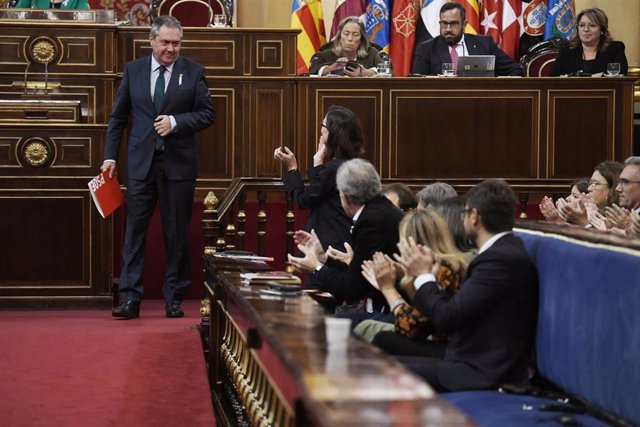 Archivo - Aplausos al secretario del PSOE-A, Juan Espadas (i), durante un debate tras la Comisión General de las Comunidades Autónomas, en el Senado, a 19 de octubre de 2023, en Madrid (España). (Foto de archivo).