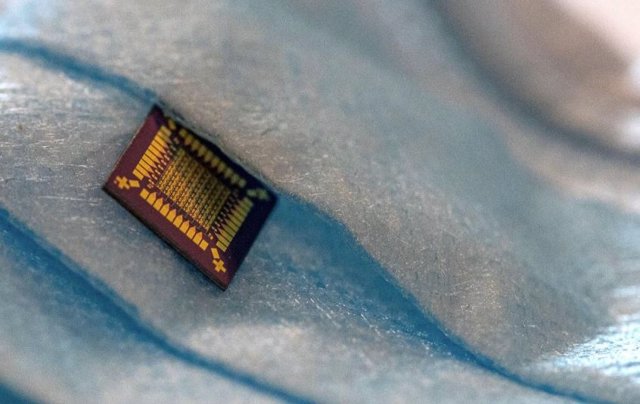 Un dispositivo sensor de respiración creado con transistores híbridos de silicio y seda puede rastrear de forma rápida y precisa los patrones de respiración en tiempo real.