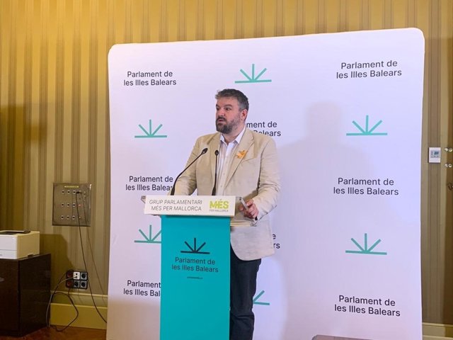 El portavoz parlamentario de MÉS per Mallorca, Lluís Apesteguia, en rueda de prensa.