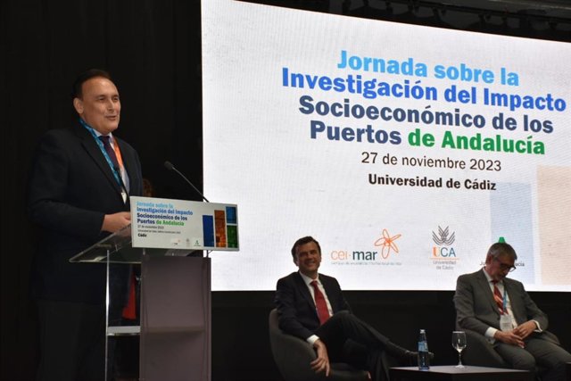 El consejero de Universidad, Investigación e Innovación de la Junta de Andalucía, José Carlos Gómez Villamandos, durante el acto de apertura de las jornadas de investigación del impacto socioeconómico de los puertos de Andalucía, en Cádiz.