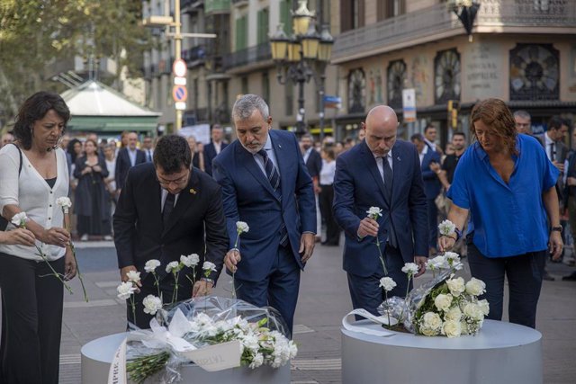 Archivo - (I-D) La presidenta del Parlament, Anna Erra; el presidente de la Generalitat, Pere Aragonès; y el alcalde de Barcelona, Jaume Collboni; participan en el acto institucional en recuerdo a las víctimas de los atentados del 17A, en la Pla de l’Ós, 