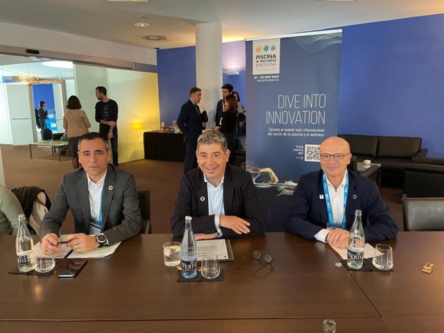 Celorrio, Planes y Arrebola en rueda de prensa para presentar los datos del segundo semestre de 2023 del Barómetro Sectorial de la Piscina en España.