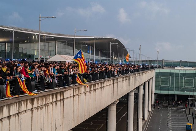 Archivo - Protesta de Tsunami a l'Aeroport de Barcelona-el Prat