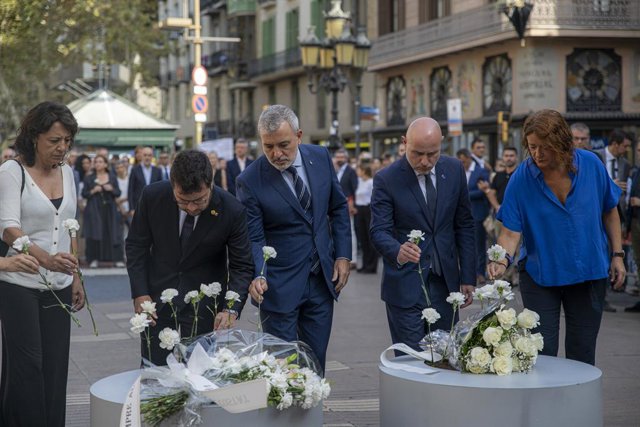 Archivo - La presidenta del Parlament, Anna Erra; el president de la Generalitat, Pere Aragonès, i l'alcalde de Barcelona, Jaume Collboni