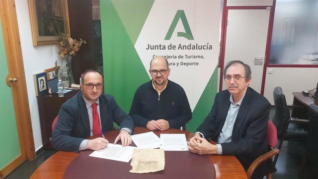 Entrega del pergamino al alcalde de Iznatoraf.