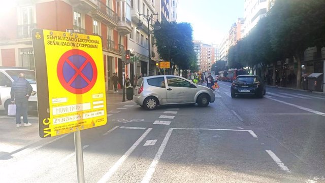 Imagen de la señalización colocada en la calle Colón de València para anunciar el inicio de las obras de remodelación de esta vía.