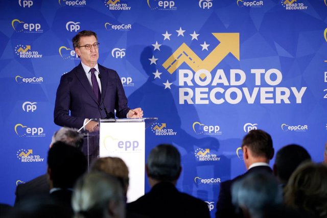 El presidente del PP, Alberto Núñez Feijóo, interviene durante una conferencia del Partido Popular Europeo, en el Hotel Grand Marina, a 27 de noviembre de 2023, en Barcelona, Catalunya (España). El Partido Popular Europeo (PPE) celebra un acto en Barcelon