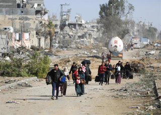 Un grupo de palestinos huye del norte de la Franja de Gaza a causa de la ofensiva militar lanzada por el Ejército de Israel