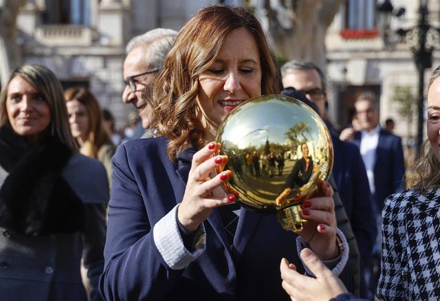 La alcaldesa de Valencia, María José Catalá, presenta la campaña de Navidad impulsada por el Ayuntamiento de la ciudad bajo el lema 'València Navidad Mediterránea'. 