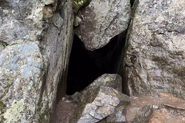 Acceso a la cueva de Pirunkirkko