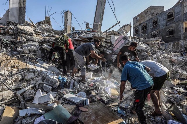 Un grupo de palestinos en una vivienda destruida por un ataque del Ejército de Israel en la ciudad de Rafá, en el sur de la Franja de Gaza y en la frontera con Egipto
