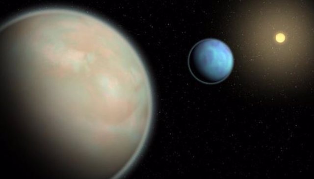 Una ilustración de dos exoplanetas ricos en agua con atmósferas nebulosas.