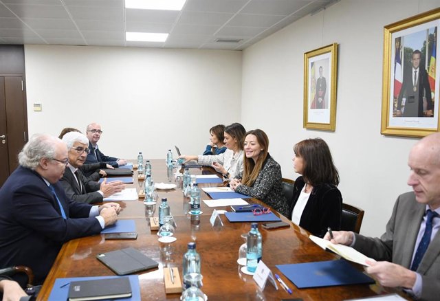 Las dos delegaciones reunidas