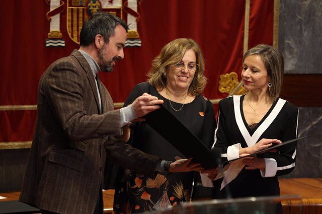 Archivo - El secretario general para la Innovación y Calidad del Servicio Público de Justicia, Manuel Olmedo, entrega un premio del Observatorio contra la Violencia Doméstica y de Género, en el CGPJ, a 29 de noviembre de 2022, en Madrid (España).