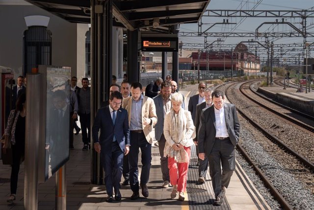 Archivo - El presidente de la Generalitat de Catalunya, Pere Aragonès;  el director general de Adif, Ángel Contreras y la directora de Rodalies de Catalunya en Renfe, Mayte Castillo, durante su visita a la estación de Renfe de Gavà, a 8 de mayo de 2023 en