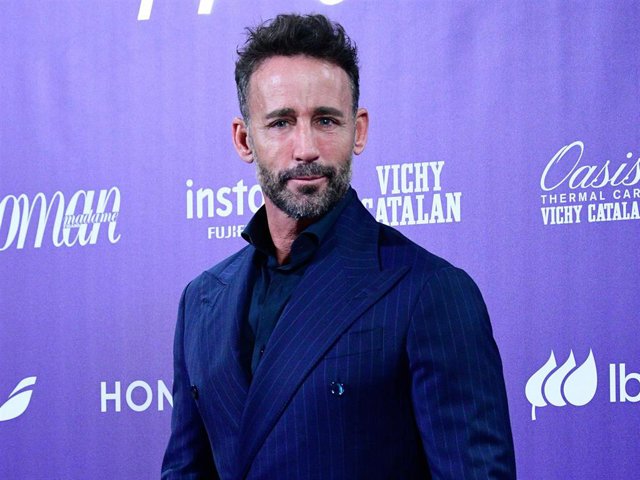 Álvaro Muñoz Escassi posa en el photocall de los 'Premios Woman'