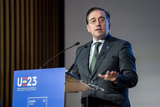 El ministro de Asuntos Exteriores, Unión Europea y Cooperación, José Manuel Albares, presenta el sello de correos UE 2023, en el Palacio Marqués de Salamanca, a 23 de noviembre de 2023, en Madrid (España).
