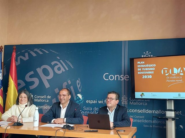 El director insular de Turismo para la Gobernanza y la Sostenibilidad, Pedro Mas, y la presidenta de la Mancomunidad del Pla, Joana Maria Pascual, presentan el Plan Estratégico de Turismo Sostenible del Pla de Mallorca