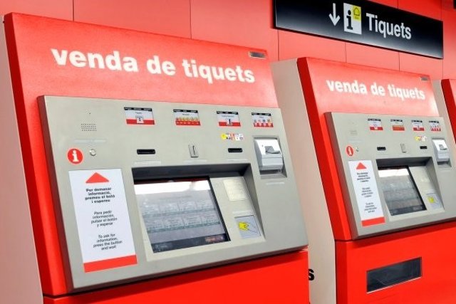 Los usuarios del Metro de Barcelona no pueden pagar con tarjeta bancaria por una incidencia