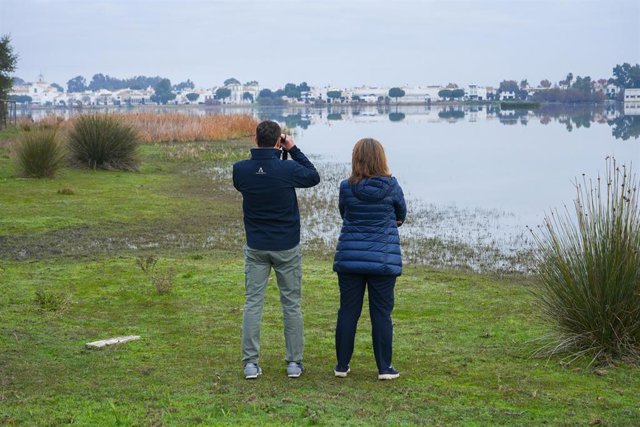 El presidente de la Junta de Andalucía, Juanma Moreno, conversa con la ministra de Transición Ecológica y Reto Demográfico, Teresa Ribera, durante la visita al Parque Nacional de Doñana.