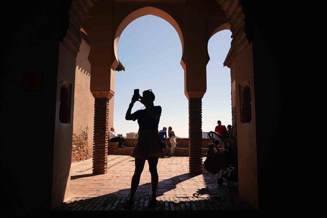 Archivo - Turistas visitando monumentos de Málaga capital.