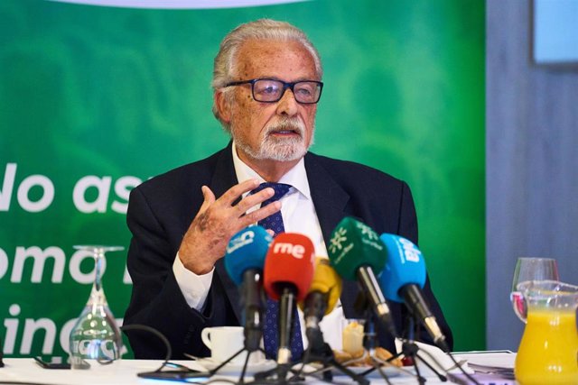 El Defensor del Pueblo Andaluz, Jesús Maeztu, ha ofrecido un desayuno informativo para presentar los actos conmemorativos del 40 aniversario de la institución en el Parlamento de Andalucía, a 28 de noviembre de 2023 en Sevilla (Andalucía, España)