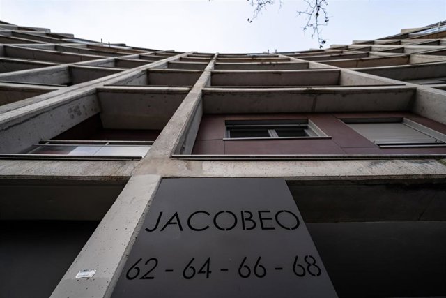 Entrada al edificio donde se ha producido el doble asesinato, en la calle Jacobeo del barrio de Carabanchel, a 27 de noviembre de 2023, en Madrid (España).