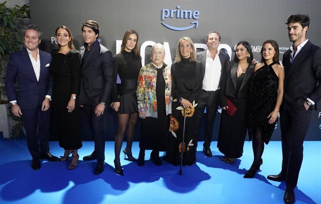Álvaro López Huerta, Lucia Pombo, Pablo Castellano, María Pombo, Teresa Ribó, Victor Pombo, Gabriela Toral, Marta Pombo Y Luis Zamalloa Posan En El Photocall Durantte La Premiere De La Docuserie 'Pombo'